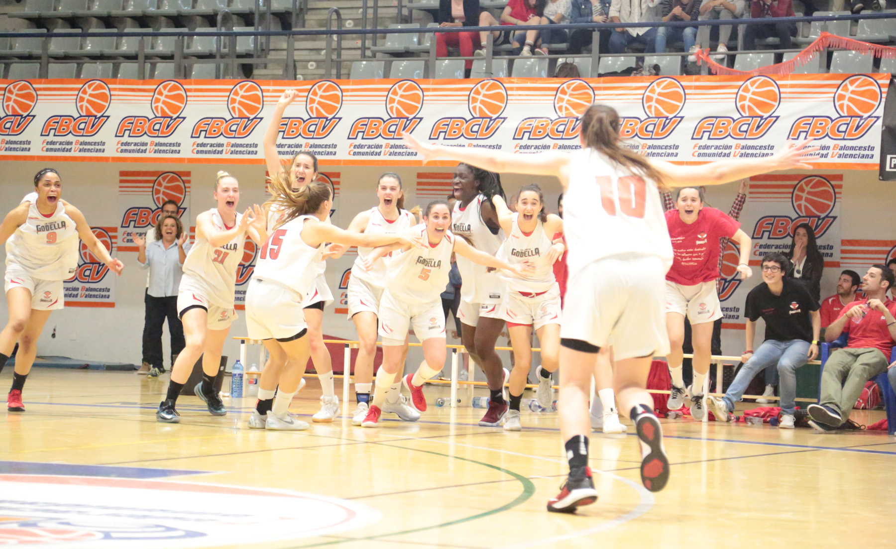 El #JuniorFem se ha proclamado esta tarde CAMPEÓN Autonómico al derrotar a Valencia BC. 42-62 en la F4 .